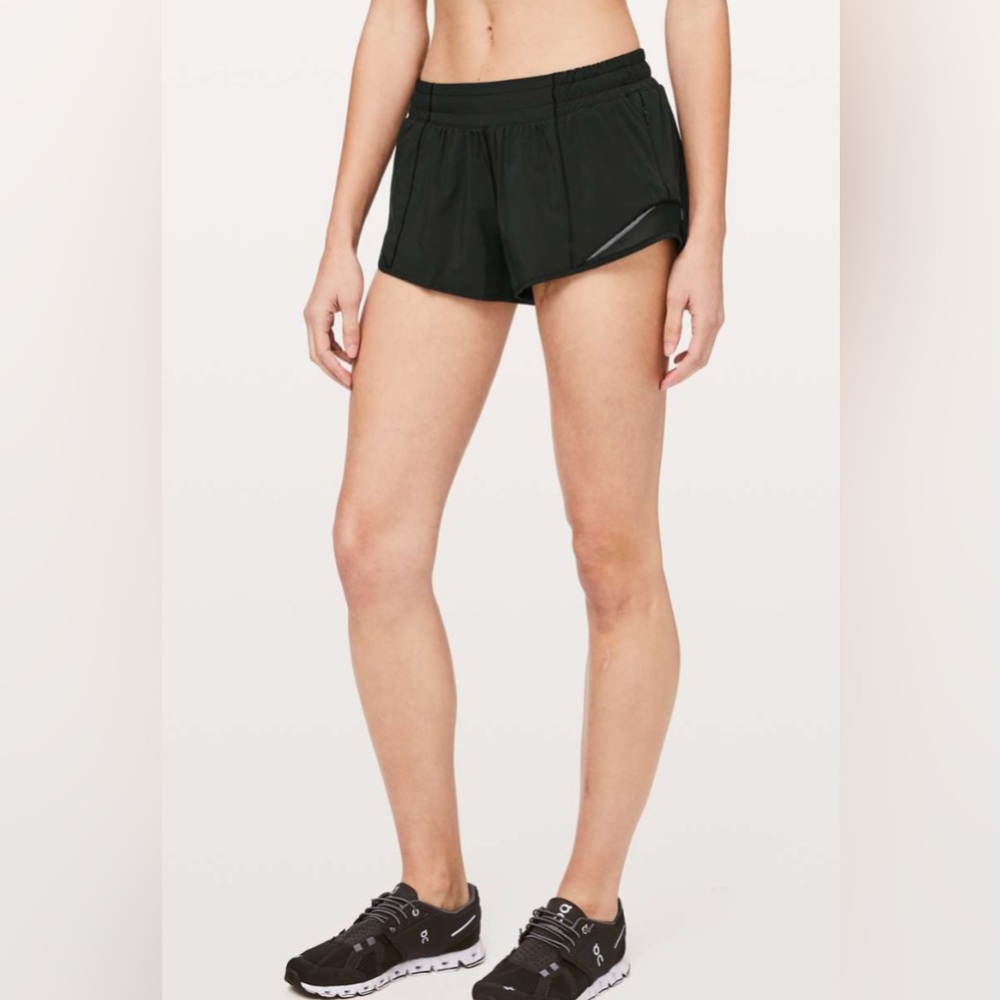 Lululemon Hotty Hot Short II *2.5"
Black